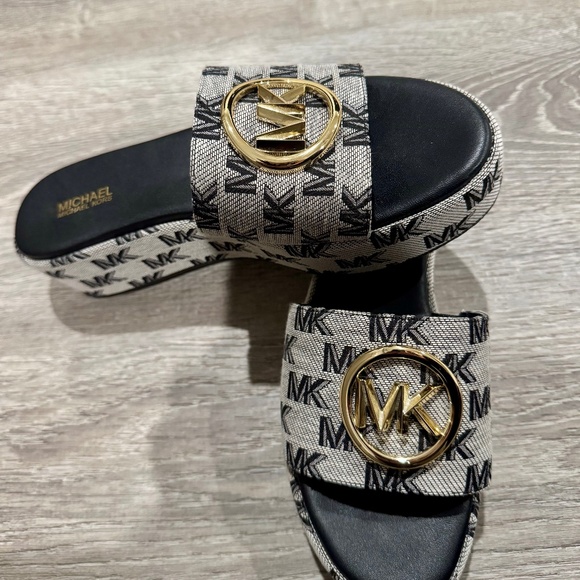 MICHAEL KORS WEDGES SANDALS - Picture 2 of 3